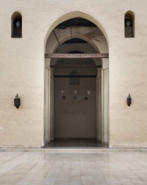 Aydın cami avlusu çevreleyen kemerlerin biri