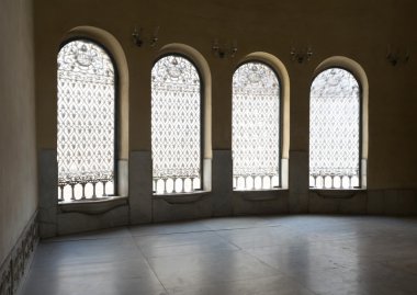 Dört windows demir ile dekore edilmiş ızgara, tarihi cami, Cairo, Mısır