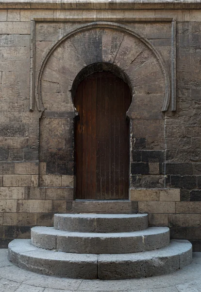 Ibn Tulun Camii minaresi için önde gelen kapı — Stok fotoğraf