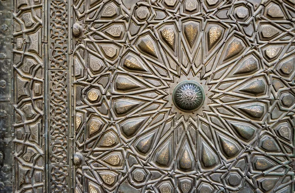 Ornaments of the bronze-plate door of an old mosque, Old Cairo — Stock Photo, Image