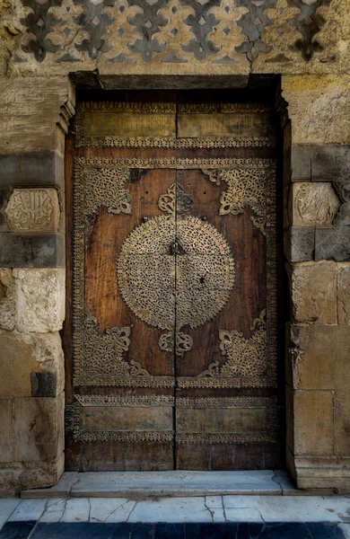 Al-Sultan Al-Zahir Berkuk mosqu ana avluya yaşlı bir kapıda