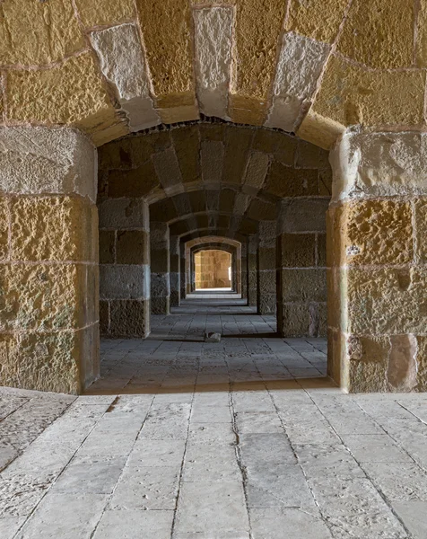 Un pasaje bajo una antigua ciudadela en Alejandría, Egipto — Foto de Stock