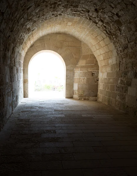 Gewölbter Korridor, der in den Innenhof des Schlosses Alexandria führt — Stockfoto