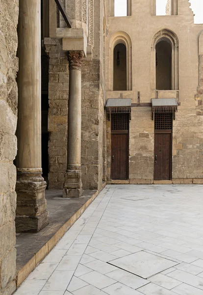 Три двери в каменной стене на главном дворе в исторической мечети в Старом Каире, Египет — стоковое фото