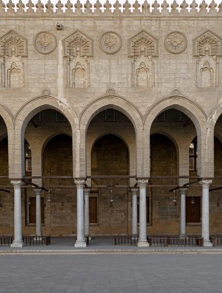 예를 들어 역사적인 모스크, 카이로의 안뜰을 둘러싼 아치 — 스톡 사진