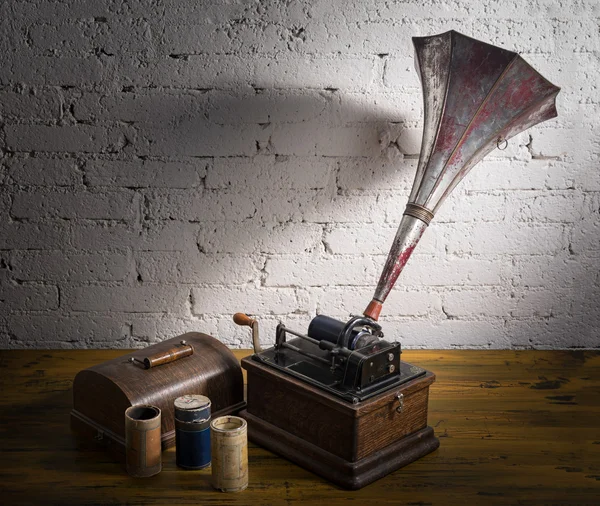 Old phonograph with three cylinder records — Stock Photo, Image