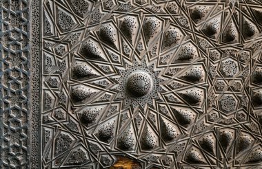 Geometrik pirinç dekorasyon antik tarihi kapı, Cairo