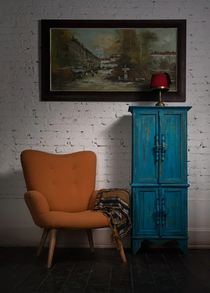 Sillón naranja vintage, armario azul, pintura colgada y blac — Foto de Stock