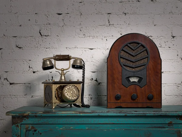 Radio de madera antigua retro y teléfono viejo — Foto de Stock