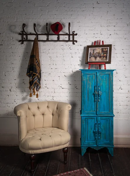 Sillón beige vintage, armario azul, percha de pared, bufanda y pintura — Foto de Stock