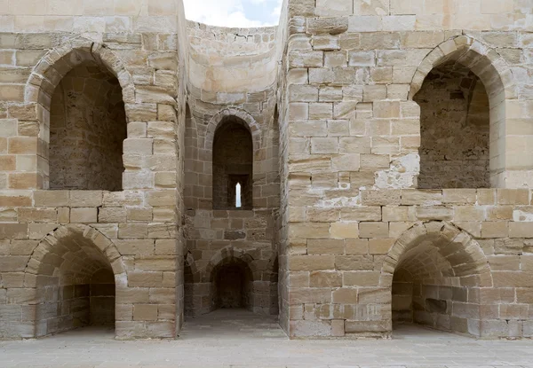 Руины старой стены с арочными полостями — стоковое фото