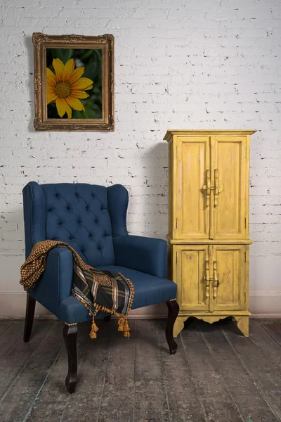 Sillón azul vintage, armario amarillo y pintura enmarcada — Foto de Stock