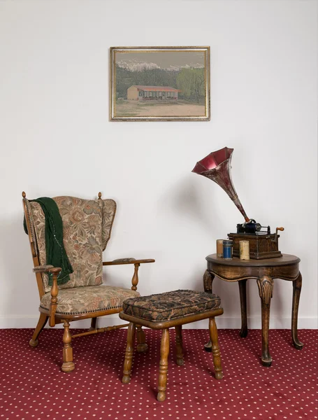 Ретро украшенное кресло, старый фонограф, цилиндры на круглом кофе — стоковое фото