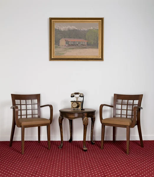 İki ahşap koltuklar, küçük yuvarlak sehpa ve telefon ayarla