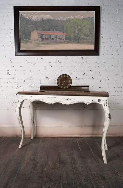 Antiguo reloj de escritorio retro colocado en la mesa de madera vintage blanca — Foto de Stock