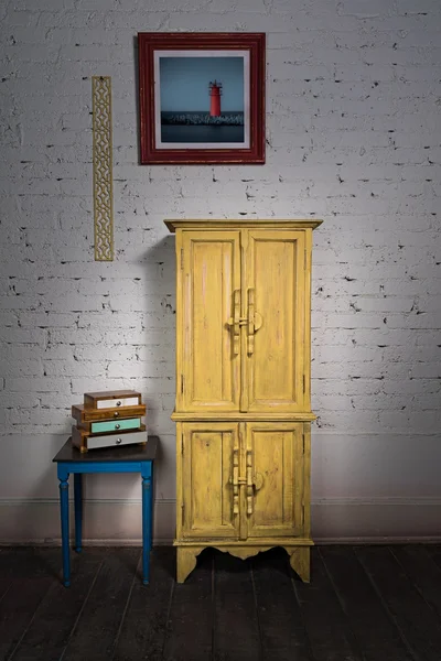 Armario amarillo, cajones pequeños y mesa pequeña — Foto de Stock
