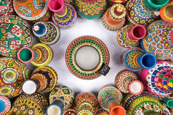 Tek vazo etrafında bir çember içinde renkli seramik vazo sıkıştırılmış