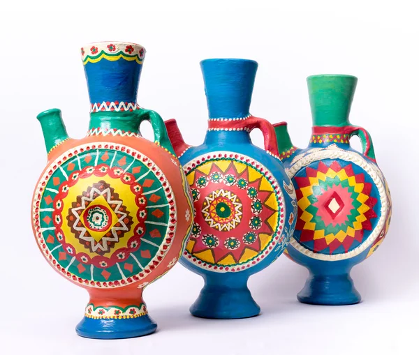 Tři zdobené barevné ručně vyrobené keramické džbány — Stock fotografie