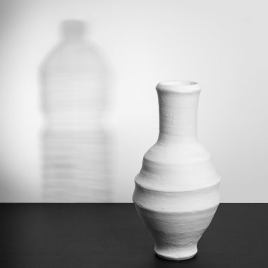 Bir plastik su şişesi gölgesi olan içme seramik