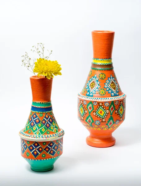 Dois vasos de cerâmica coloridos com flor amarela no backgroun branco — Fotografia de Stock