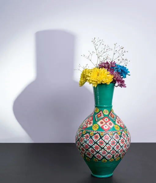 Vaso de cerâmica tradicional egípcio e três flores com sombra dura — Fotografia de Stock