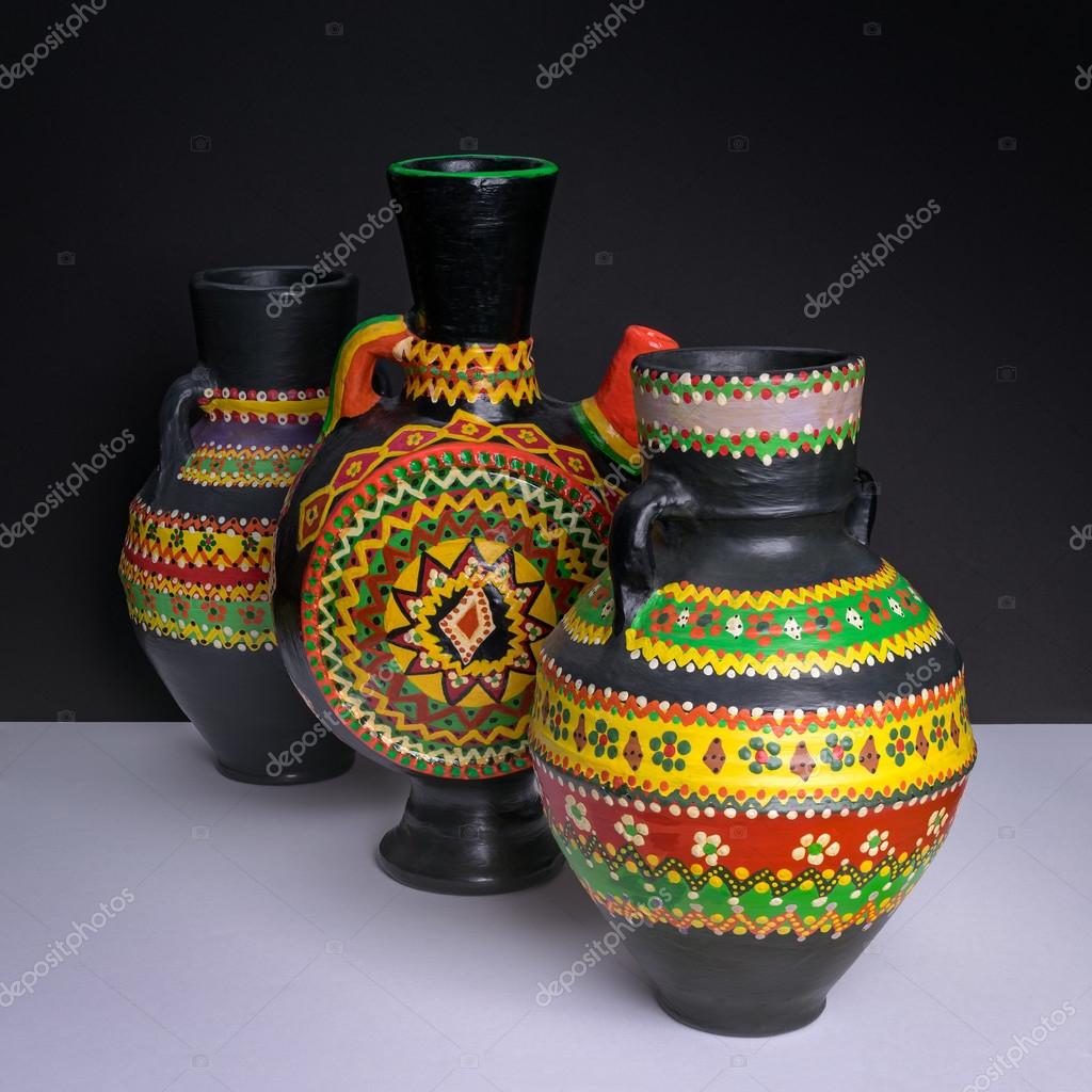 bodegn de tres negros decorados jarrones de cermica artesanal en fondo de la mesa blanca y pared negra foto de khaledeladawy - Jarrones Decorados bodegn de tres negros decorados jarrones de cermica artesanal en fondo de la mesa blanca y pared negra foto de khaledeladawy - Jarrones Decorados