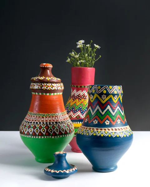Tři vázy zdobené keramiky s malými květy — Stock fotografie