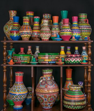 Renkli boyalı çanak çömlek el sanatları ahşap saklama raflar içinde yığılmış