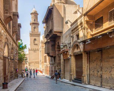 Moez Caddesi, Kahire, Mısır 'daki Qalawun Kompleksi' nin minaresi.