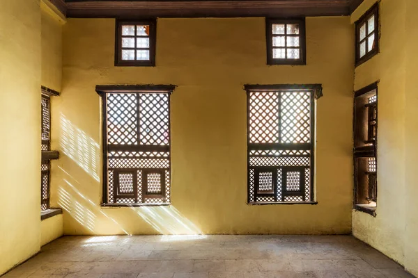 Fachada de dos ventanas adornadas de madera entrelazada - Mashrabiya - en pared de piedra —  Fotos de Stock