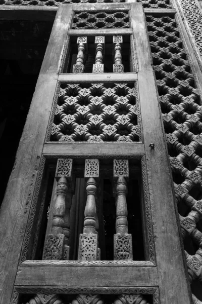 Vue d'angle des décorations sculptées en bois de porte en bois entrelacées - Mashrabiya — Photo