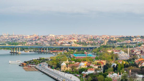 トルコ、イスタンブール、アイアップ区、ゴールデンホーンを見下ろすピエール・ロティ・テレフェリック駅からのイスタンブールの街の景色 — ストック写真