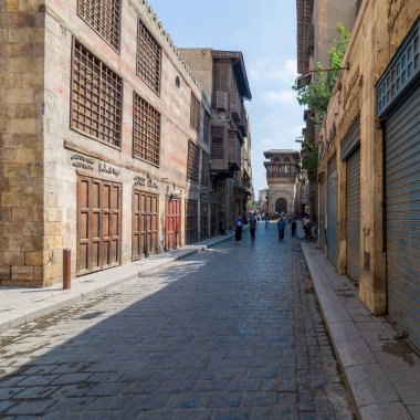 Katkhuda 'nın Sabil-Kuttab' ı ile Moez Caddesi en sondaki tarihi bina, Kahire, Mısır