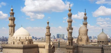 Sultan Hasan Camii 'nin minareleri ve kubbeleri ve El Rifai Camii, Eski Kahire, Mısır