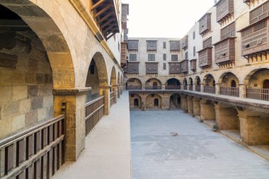 Bazaraa Karavanserai avlusu, Arap oriel pencereli, Kahire, Mısır