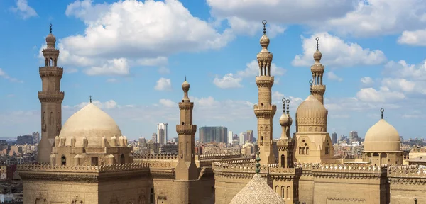 Minaretten en koepels van Sultan Hasan moskee en Al Rifai moskee, oud Cairo, Egypte — Stockfoto