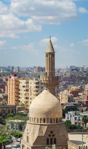 Dome and minaret of Ottoman era Almahmodyah Mosque in cloudy day, Cairo Citadel square, Egypt — Stock Photo, Image