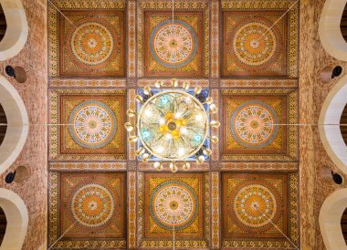 Mamluk dönemindeki El Şefik Camii 'nin renkli çiçek desenleriyle süslenmiş ahşap tavan, Kahire, Mısır