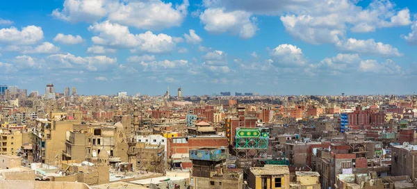 Панорама выветриваемых крыш домов в старом Каире, Египет — стоковое фото