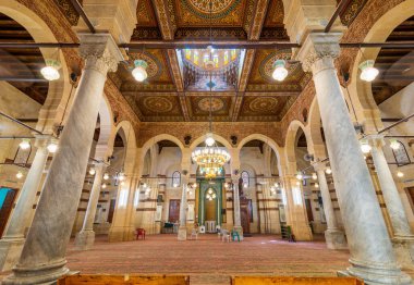 Mamluk döneminin iç mimarisi İmam El Şefii Camii, çiçek desenli ahşap tavanlı, Kahire, Mısır