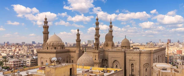 Минареты и купола мечети Султан Хасан и мечети Аль-Рифаи, Старый Каир, Египет — стоковое фото