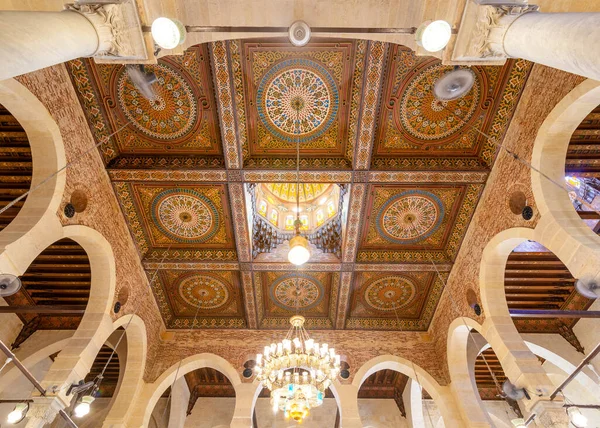 Teto de madeira decorado com padrões florais coloridos na Mesquita Mamluk era Al Shafii, Cairo, Egito — Fotografia de Stock