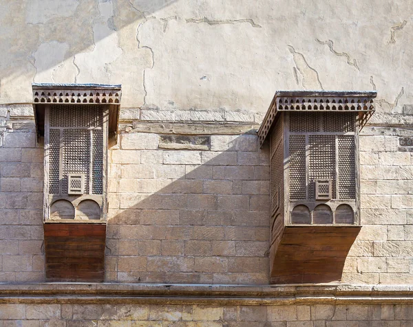 Janelas de oriel de estilo era mameluco com grade de madeira intercalada - Mashrabiya, na parede desolada, Cairo — Fotografia de Stock