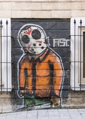 Bej tuğlalar dış duvarda grafiti çizimi ve Istiklal Caddesi yakınlarında iki pencere, İstanbul, Türkiye