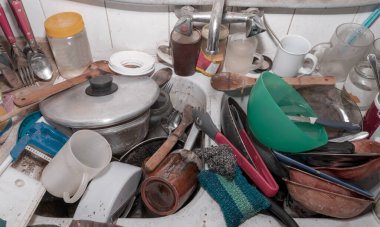 Kirli bulaşık yığını Eski evdeki lavaboda