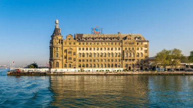 Haydarpaşa Demiryolu Terminali, İstanbul, İstanbul 'un güneyindeki İstanbul Boğazı' nda.