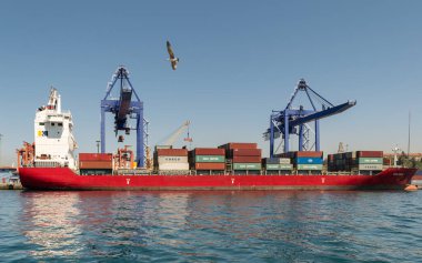 İstanbul 'un Kadıköy ilçesinde Haydarpaşa Limanı' nda konteyner gemisinin çekildiği gün çekildi.