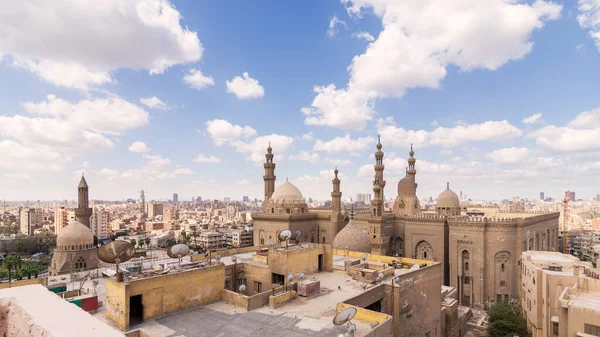 Minaretten en koepels van Sultan Hasan Moskee en Al Rifai Moskee in Caïro, Egypte — Stockfoto