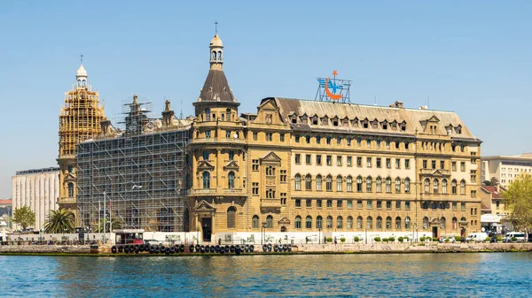 Haydarpaşa Demiryolu Terminali, İstanbul, İstanbul 'un güneyindeki İstanbul Boğazı' nda.
