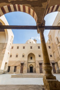 Mamluk döneminin ana avlusu tarihi Sultan Qalawun camii taş kemer, Moez Caddesi, Kahire, Mısır